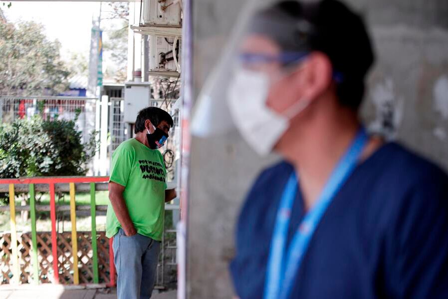 El 81 % de los últimos casos confirmados pertenece a la Región Metropolitana, la más poblada del país y en la que se ubica Santiago de Chile, y de los 1533 nuevos contagios, 190 corresponden a personas asintomáticas.