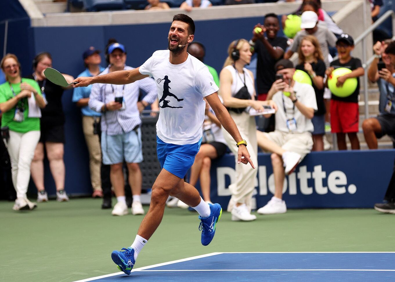 Djokovic se divierte durante un evento benéfico en la previa del US Open