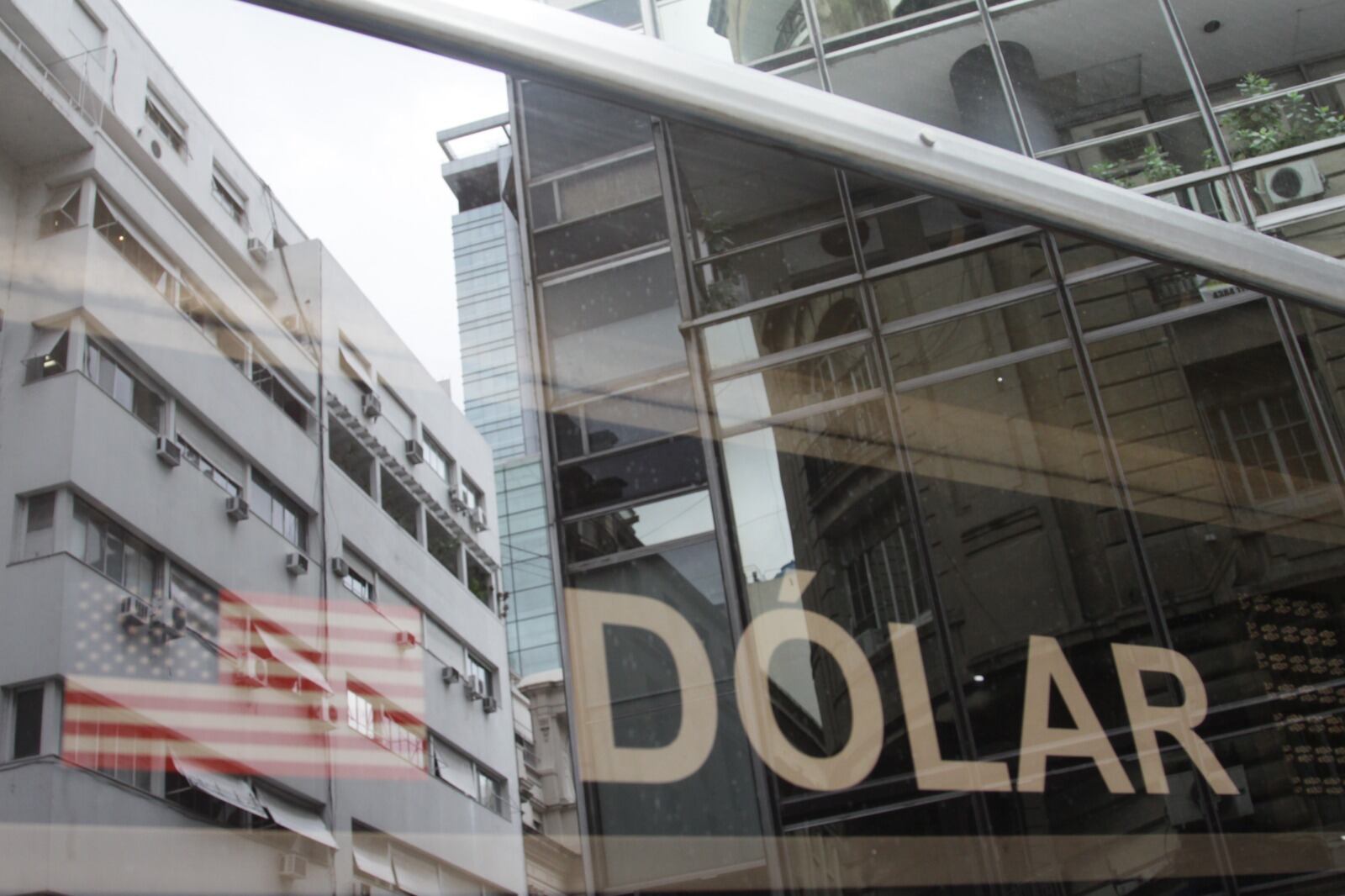 El dólar blue terminó la jornada con una nueva suba de 5 pesos hasta los 1355 pesos.