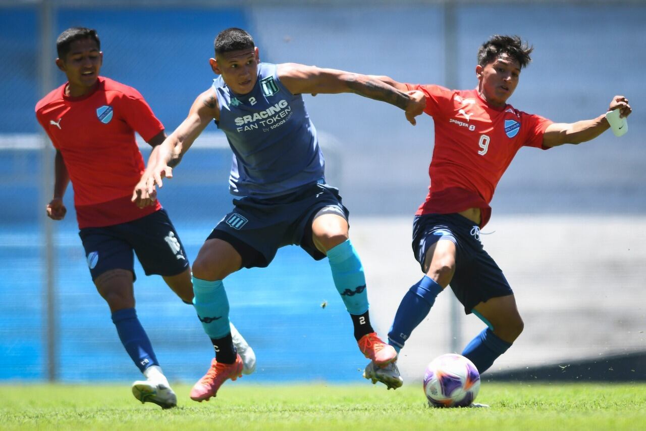El defensor Juan José Cáceres, de Racing