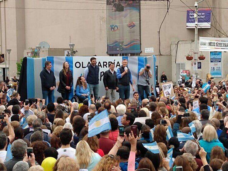 Macri, junto a Vidal, Michetti y otros funcionarios, este mediodía en Olavarría.