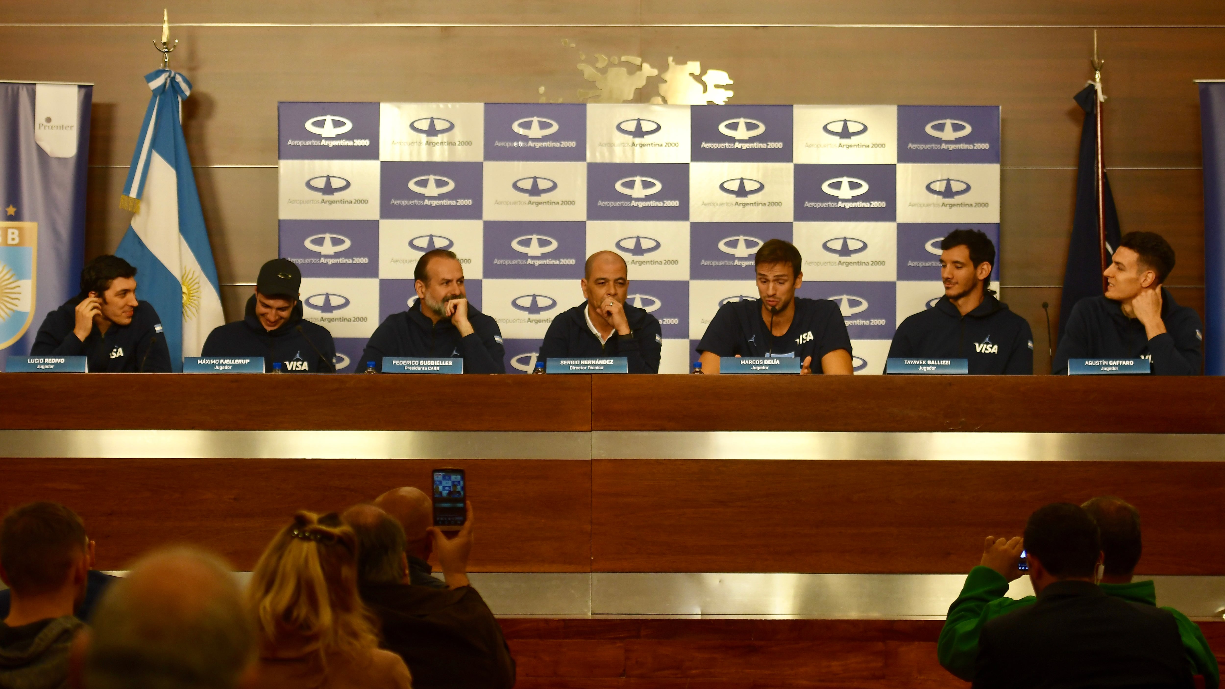 El técnico Hernández habla en el Aeropuerto de Ezeiza.