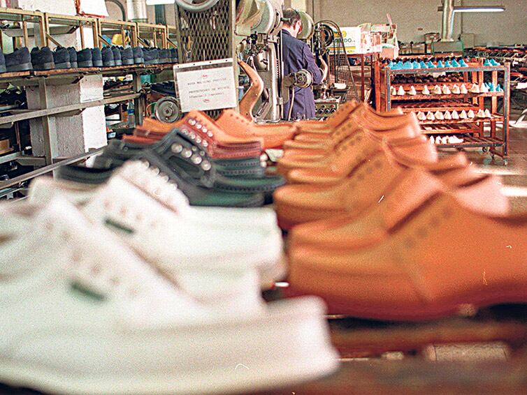 Calzados y textiles, dos de los rubros más golpeados por las suspensiones y despidos.