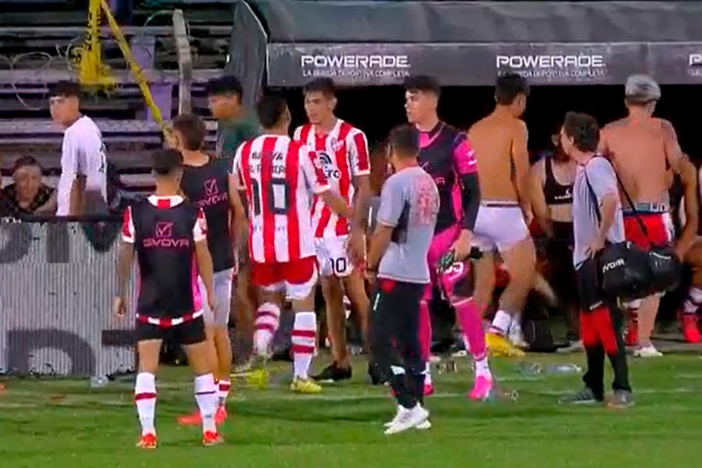 El momento en el que los hinchas de La Gloria roban la indumentaria de los suplentes.