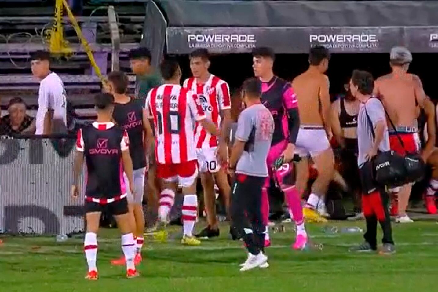 El momento en el que los hinchas de La Gloria roban la indumentaria de los suplentes.