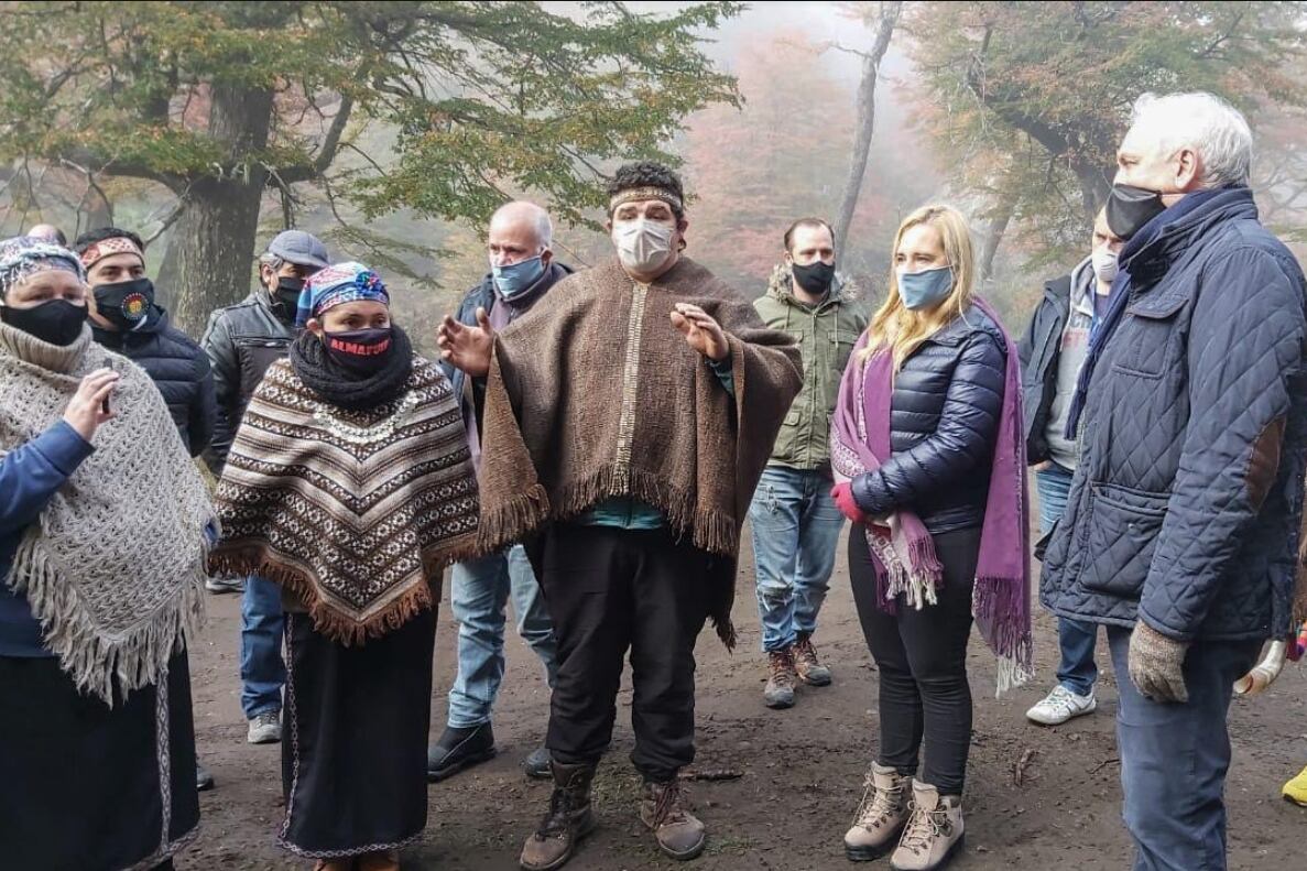 Ramiro Buenuleo en su territorio recuperado en Cerro Ventana, junto a Silvia La Ruffa, Gabriel Fuks y otros funcionarios nacionales y provinciales.