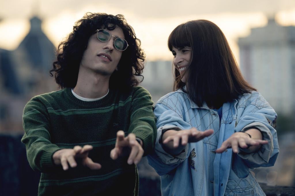 Gaspar Offenhenden interpreta a Fito Páez de joven y Micaela Riera, a Fabiana Cantilo. (Imagen: Netflix)