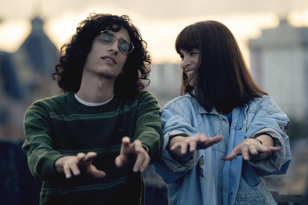 Gaspar Offenhenden interpreta a Fito Páez de joven y Micaela Riera, a Fabiana Cantilo. (Imagen: Netflix)