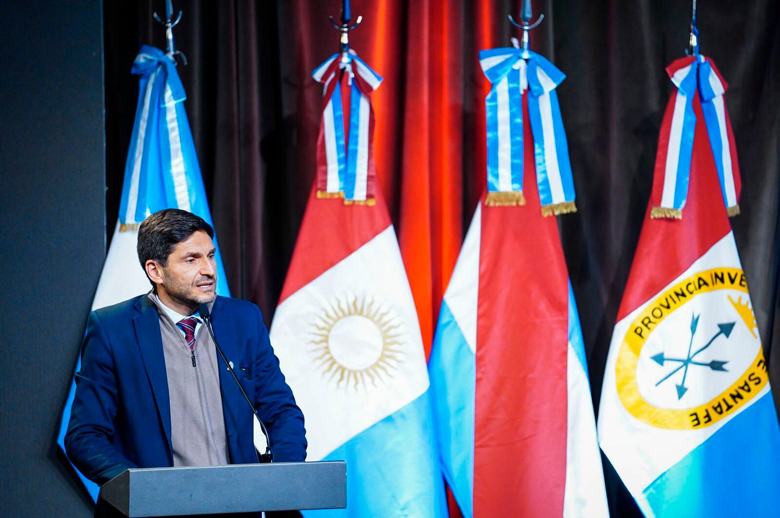 Pullaro mtambién cuestionó a Milei por las políticas educativas.