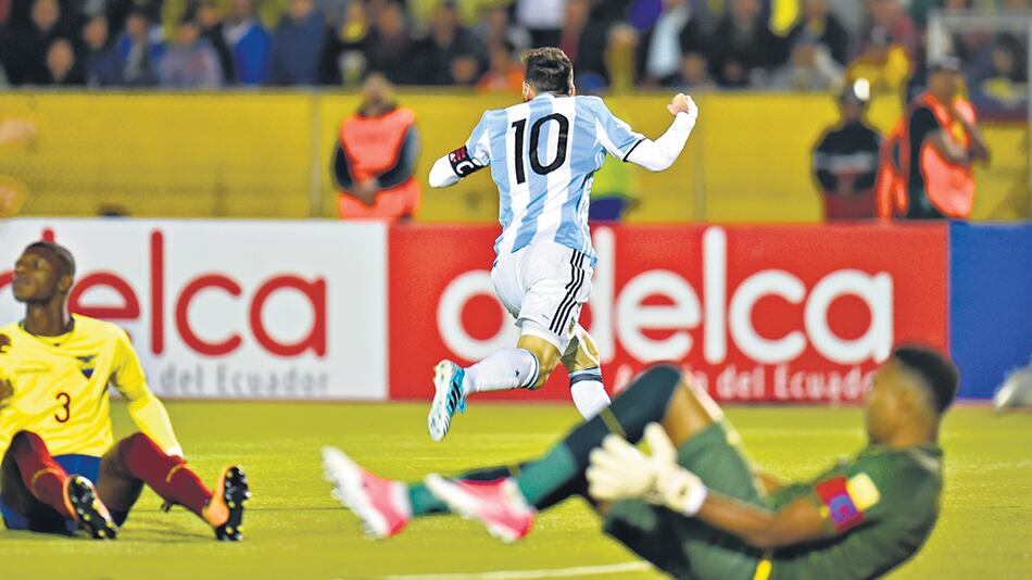 Messi festeja su segundo gol tras aprovechar un pase defectuoso de Di María que rebotó en un defensor.