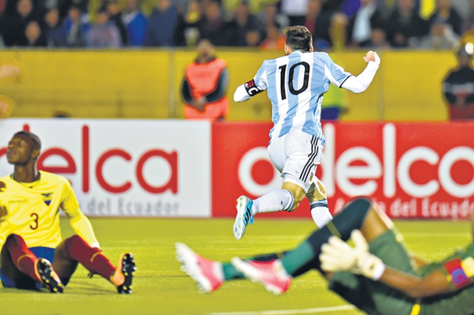 Messi festeja su segundo gol tras aprovechar un pase defectuoso de Di María que rebotó en un defensor.
