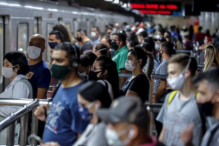 Pasajeros esperan para poder subir al tren en San Pablo. 