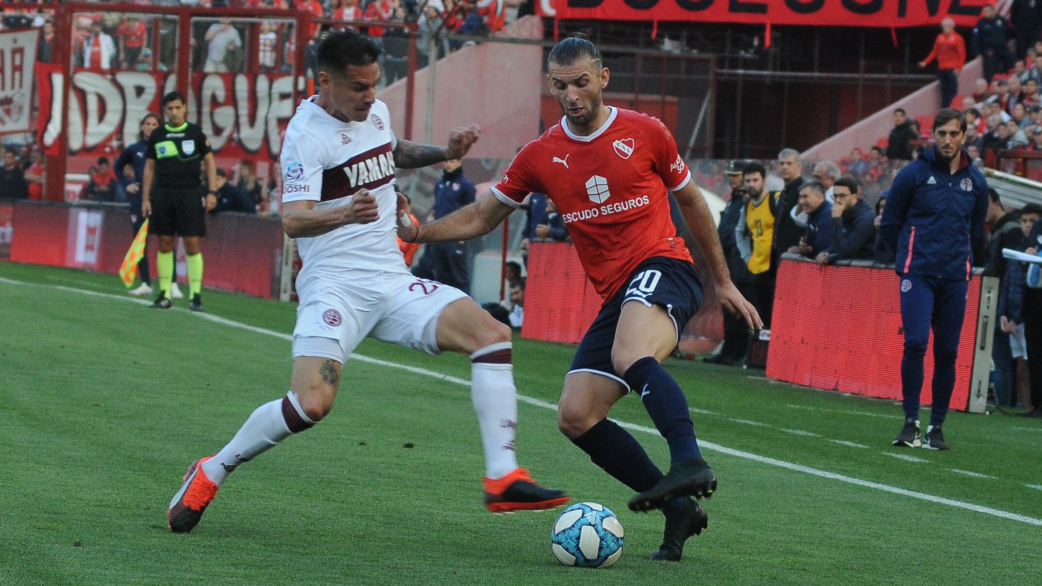 Di Plácido y Gastón Silva disputan la pelota.