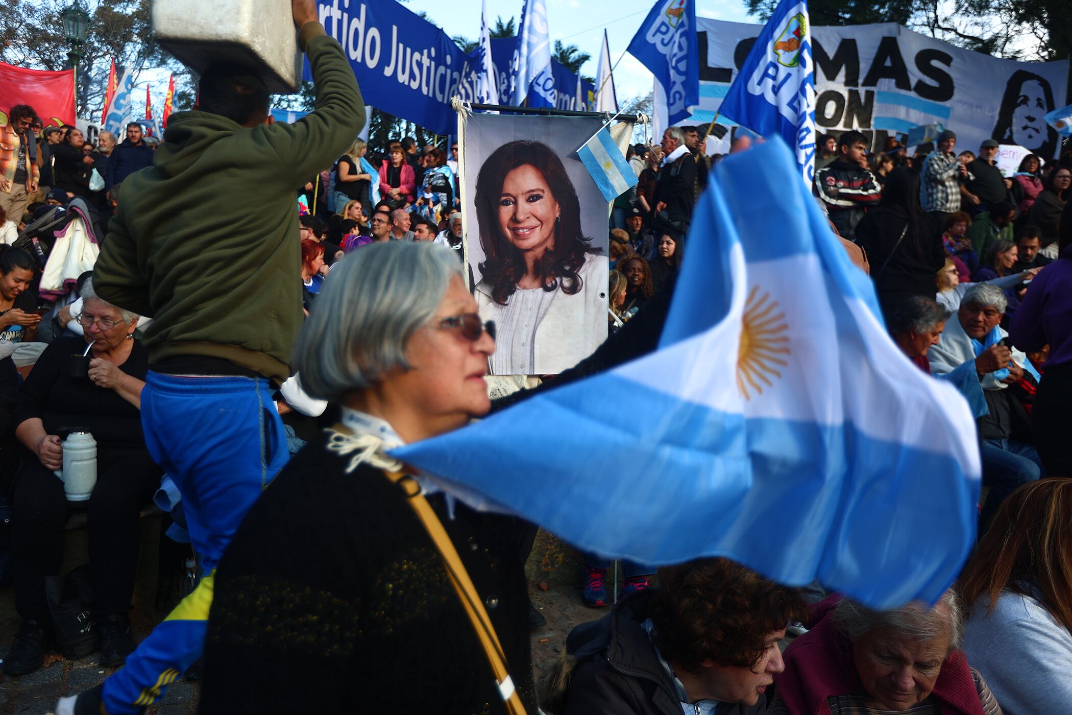 Miles de personas llegaron a Parque Lezama para festejar el 9 de Julio con CFK.