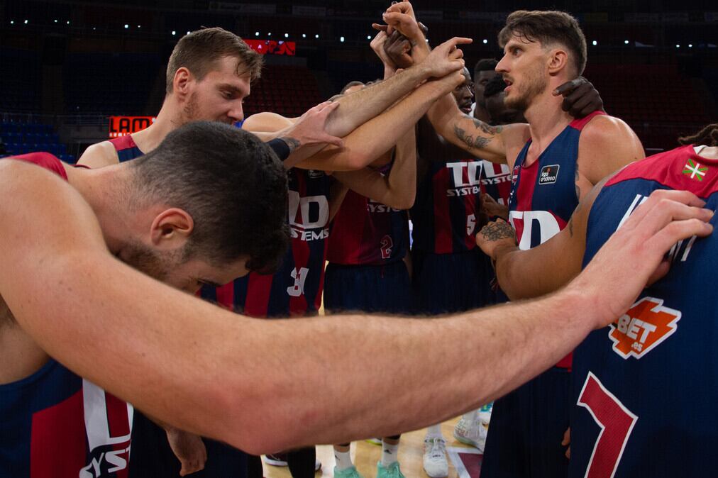 Baskonia festeja el triunfo ante Barcelona.