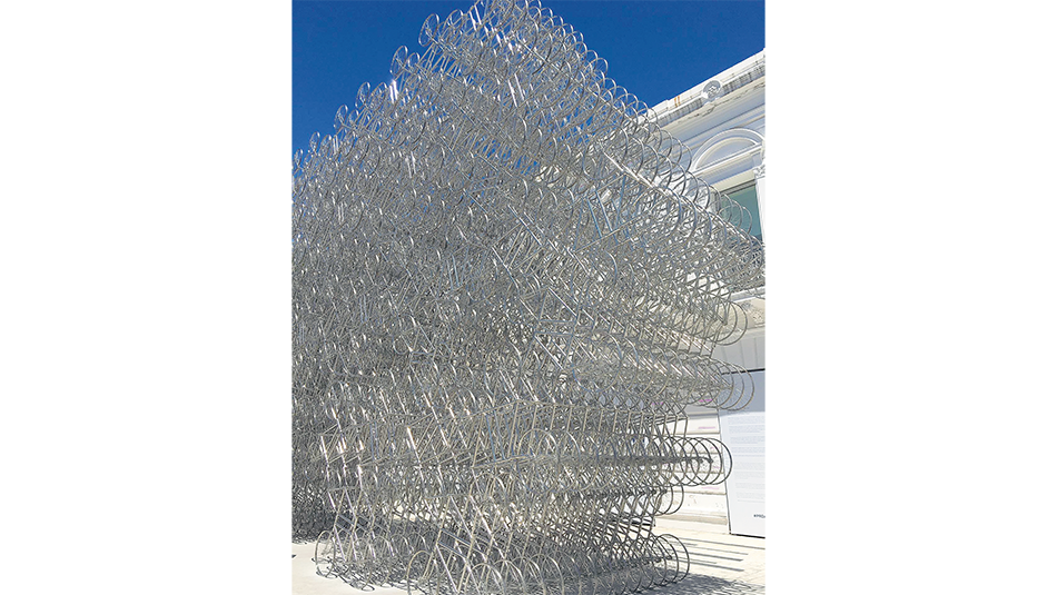 Bicicletas y, abajo, bancos domésticos; de Ai Weiwei.