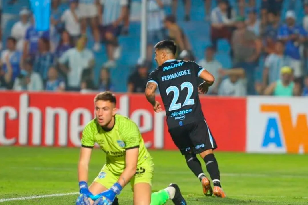Sebastián Fernández inicia el festejo de su gol