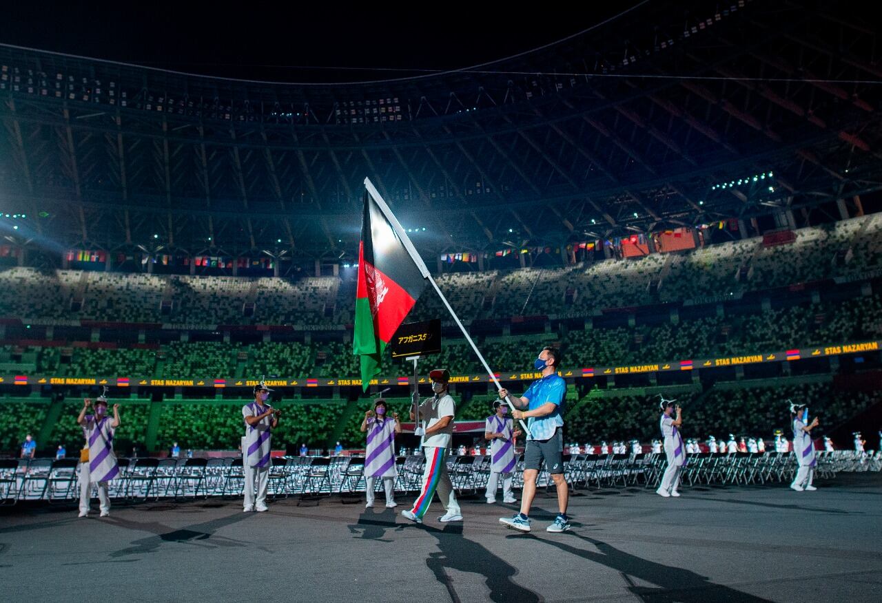 La bandera afgana fue llevada por un voluntario para que el homenaje sea más "neutral"