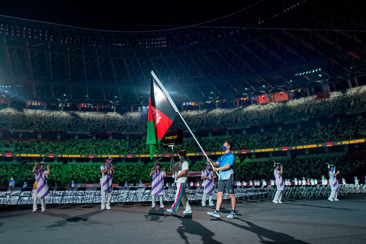 La bandera afgana fue llevada por un voluntario para que el homenaje sea más "neutral"