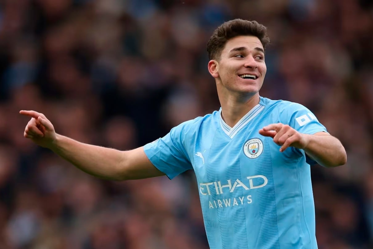 Julián Alvarez mira de reojo una posible salida del City