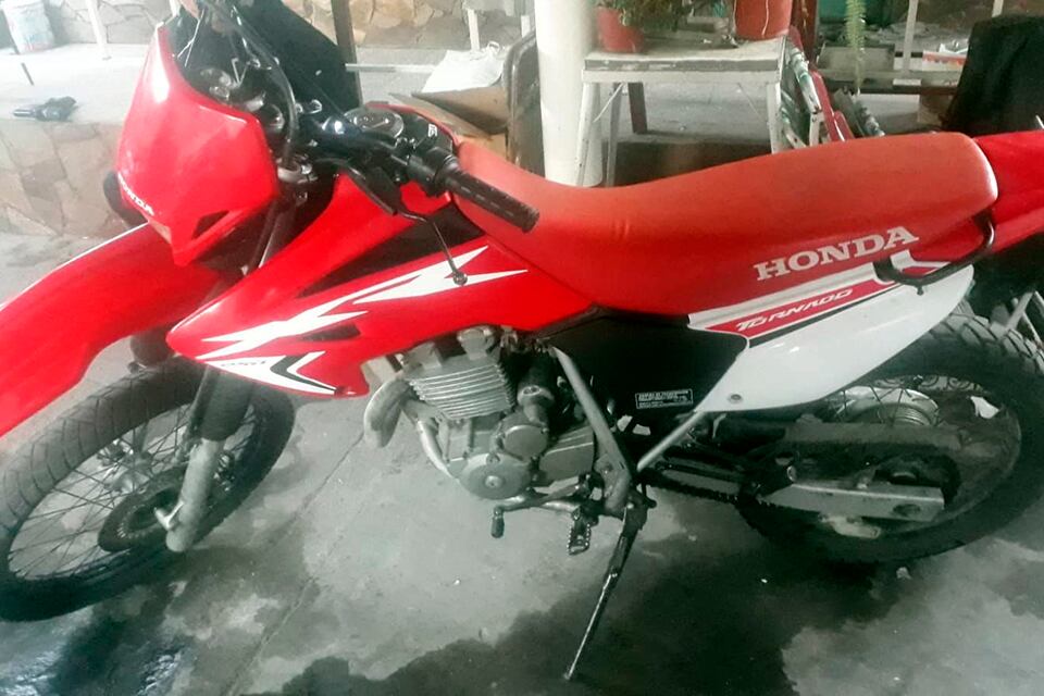 Esta moto y plata recibió el policía que vendió las armas.