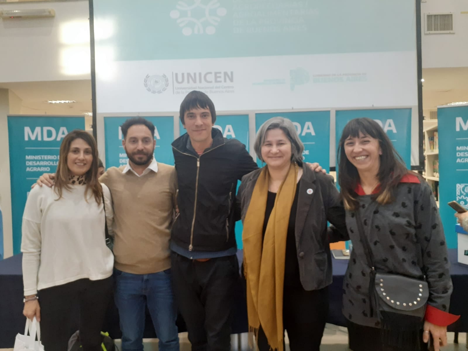 Ana Deaneri, de blanco, junto a autoridades provinciales.