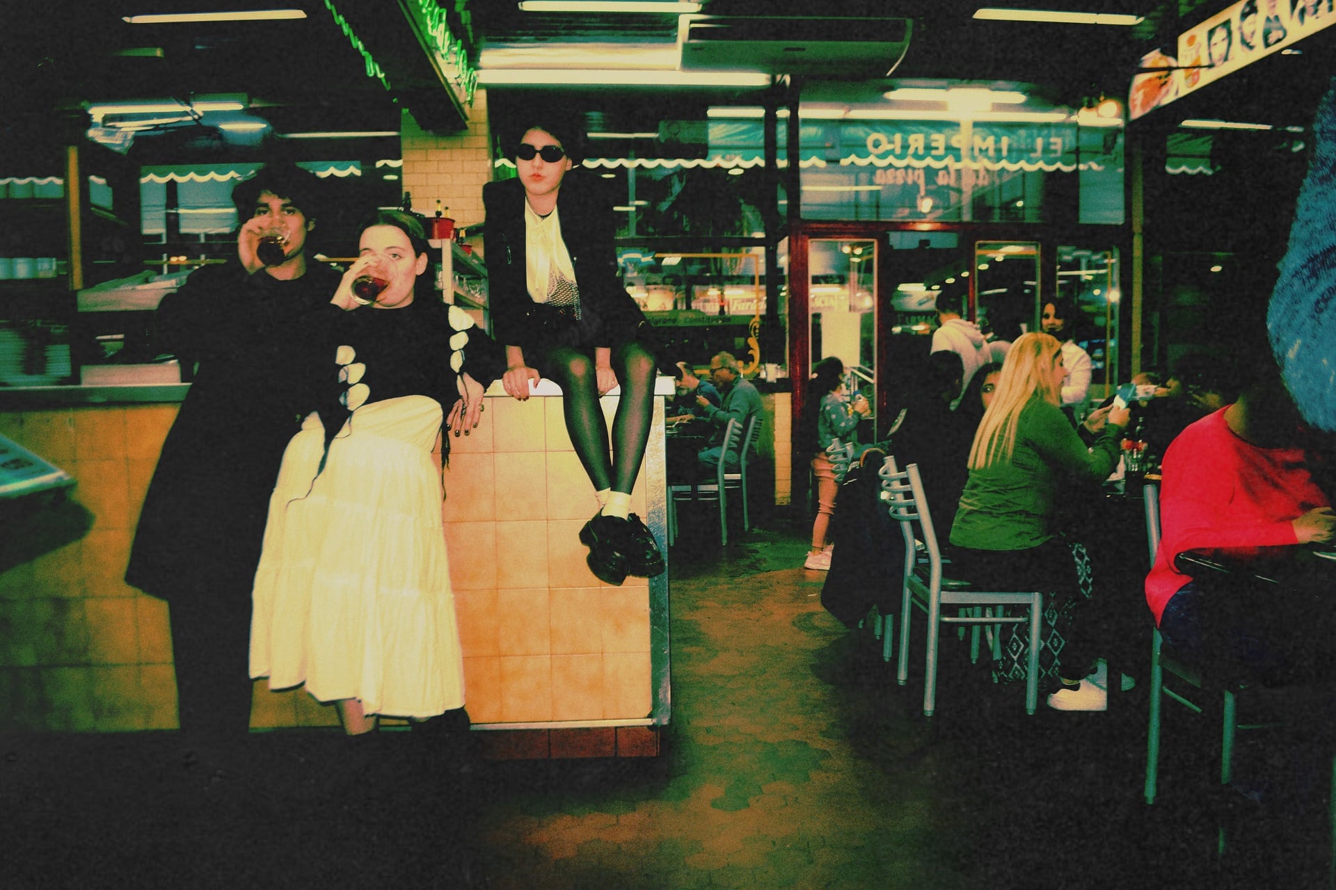 En su disco debut, el trío se presenta con un pie en el post punk local y el otro en el aire, junto a letras incorrectas y ritmos frenéticos