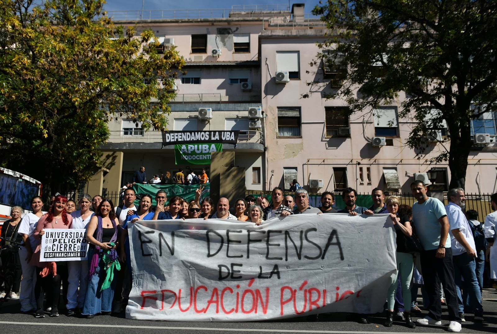 La comunidad universitaria se expresó con un abrazo al Hospital Lanari.