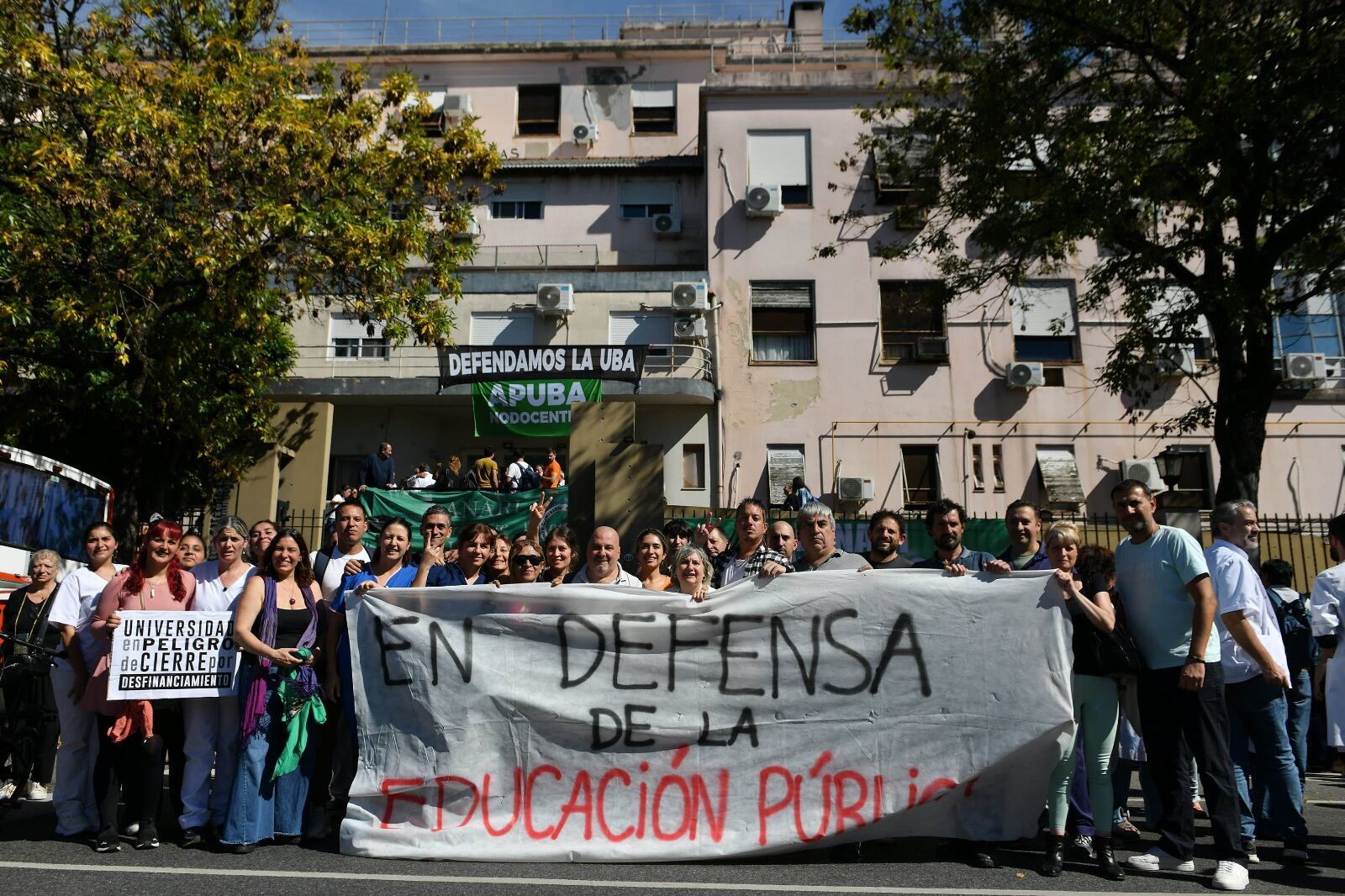 La comunidad universitaria se expresó con un abrazo al Hospital Lanari.