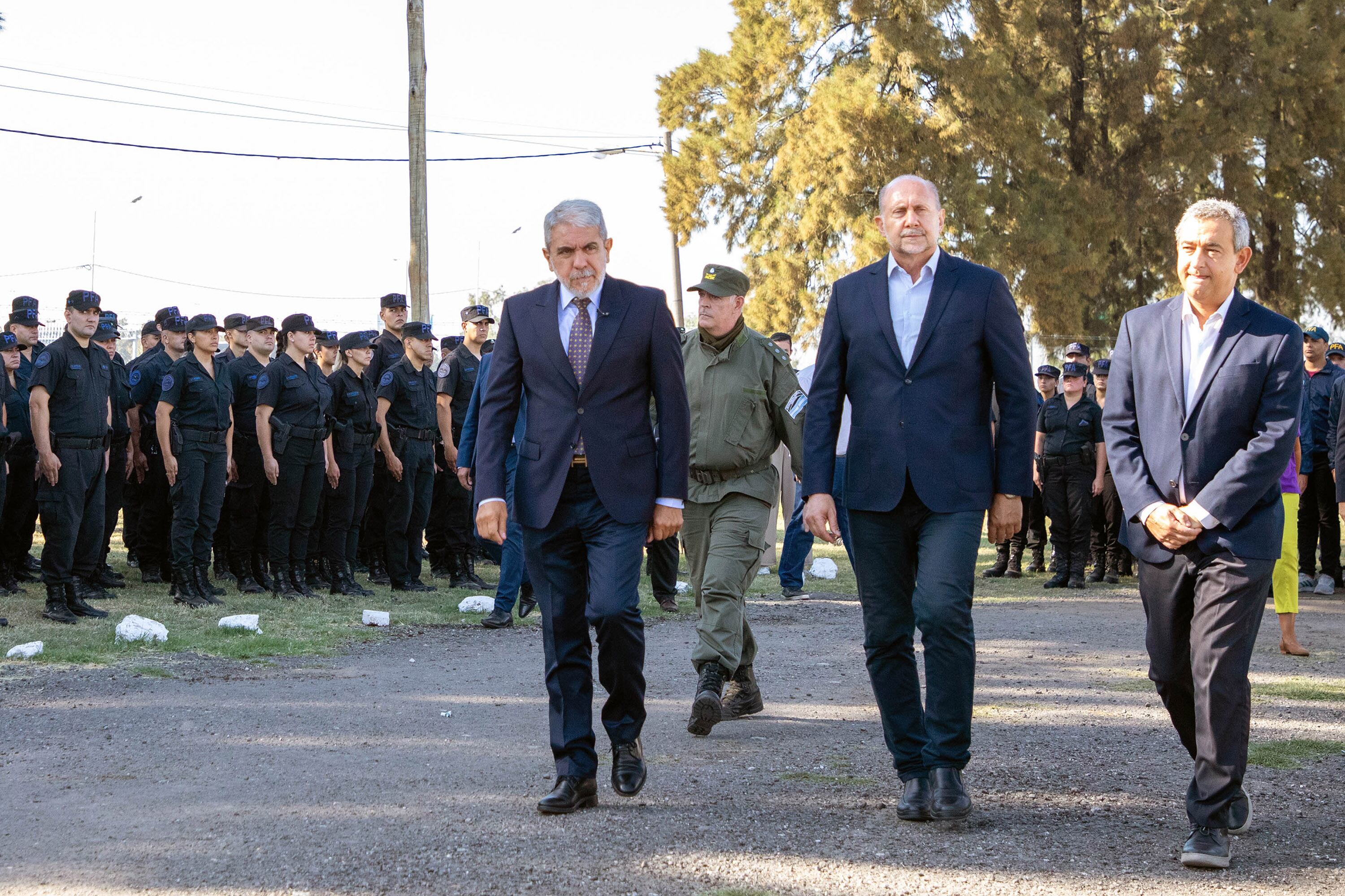 Aníbal Fernández junto al gobernador Omar Perotti, durante la puesta en operaciones de los refuerzos del Comando Unificado de las Fuerzas Federales.