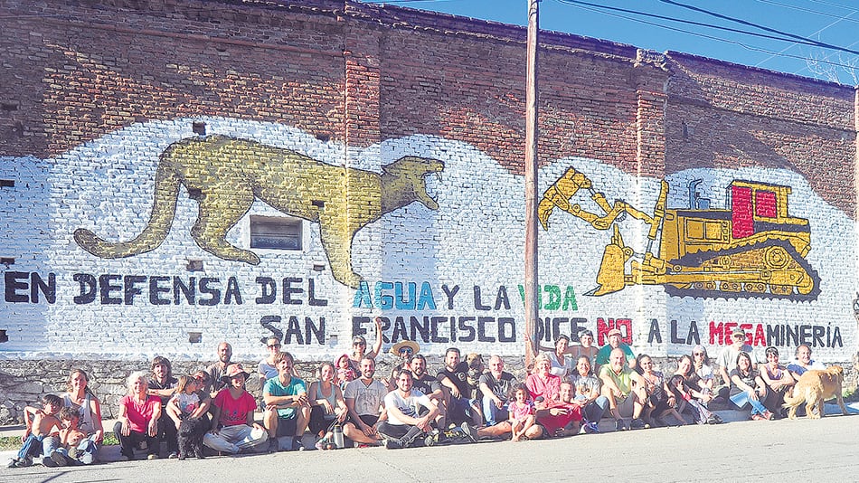El pueblo se movilizó para conseguir información y participar en las decisiones.
