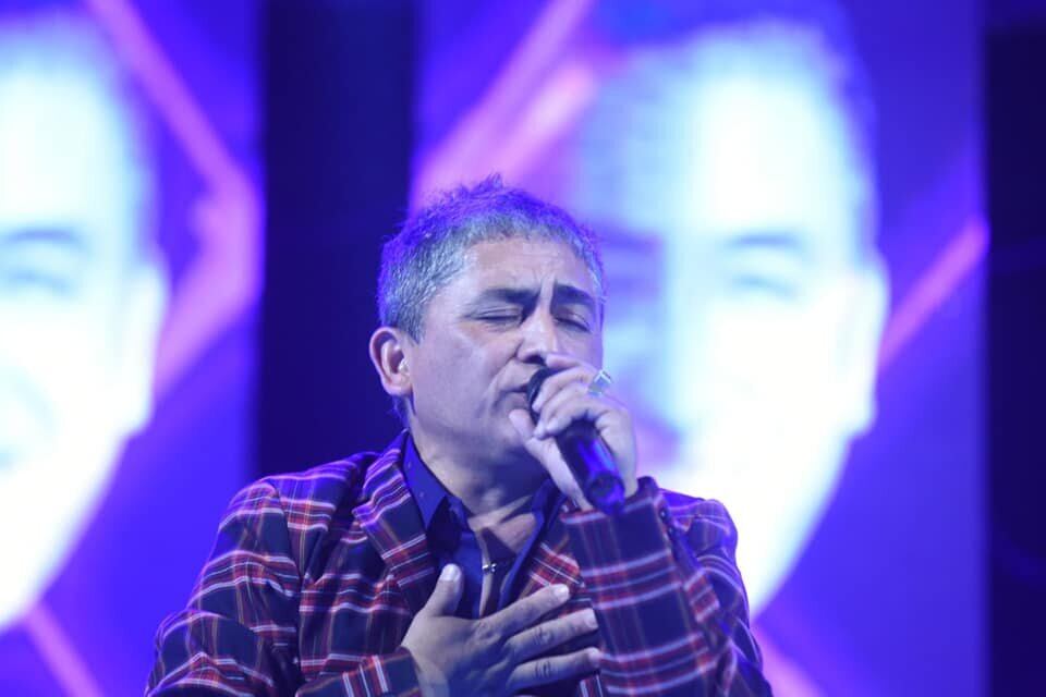 El cantante santiagueño fallecido fue homenajeado por sus seguidores, en las líneas Roca y Belgrano Sur.