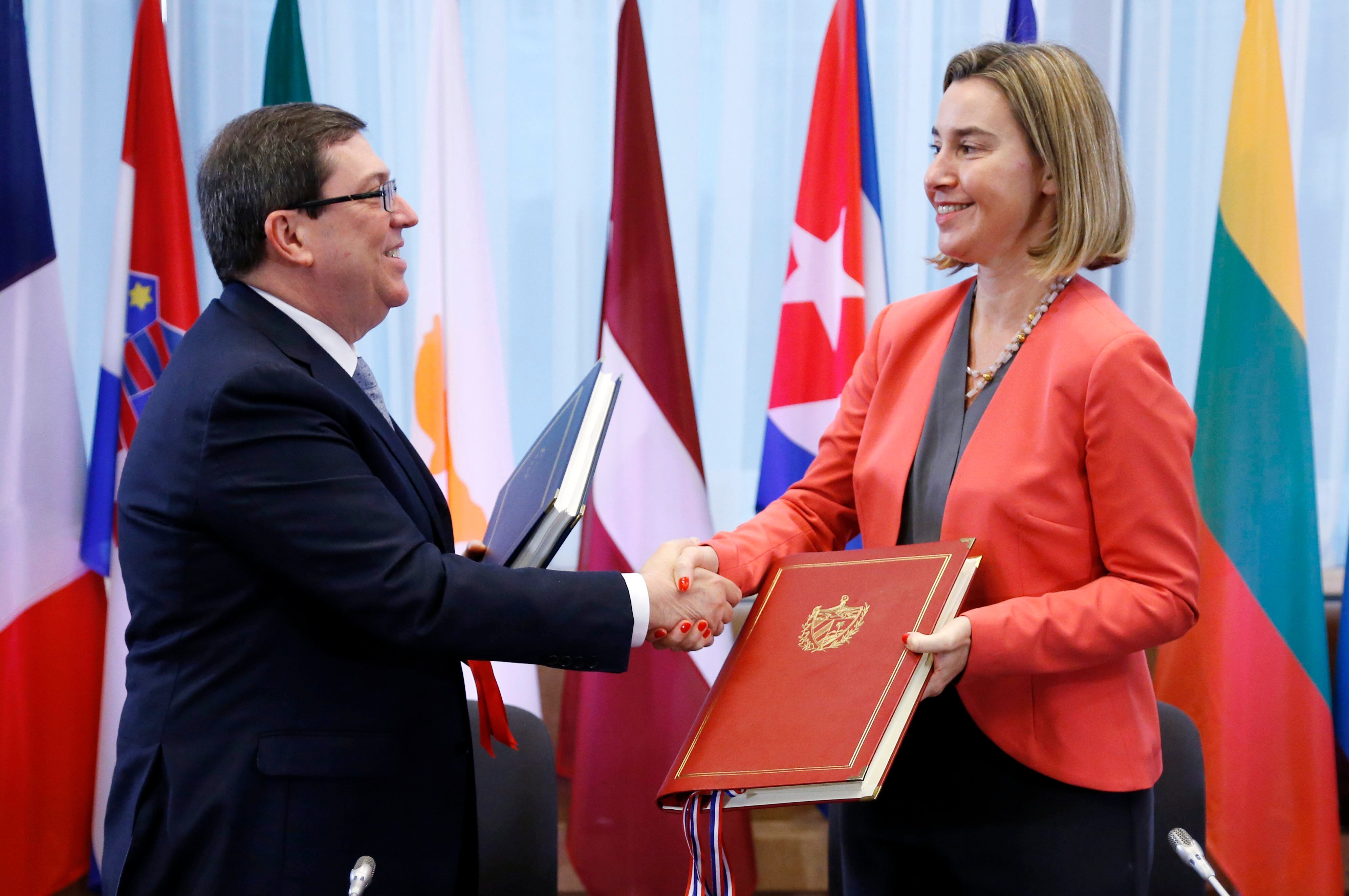 La representante para la Política Exterior de la UE, Federica Mogherini, junto con el ministro de Relaciones Exteriores de Cuba, Bruno Rodríguez.