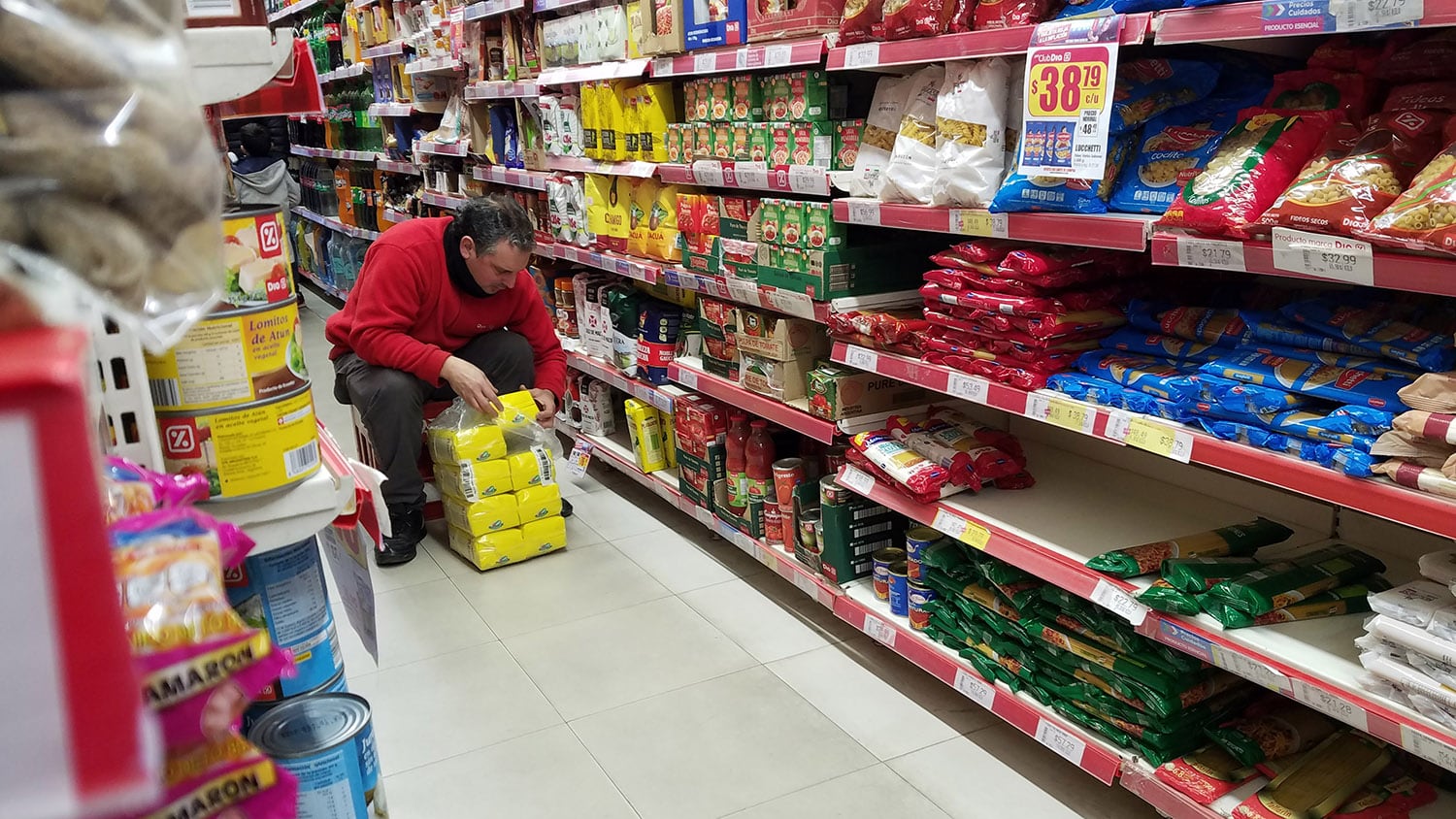 El atraso de los salarios se agiganta por la suba de precios.