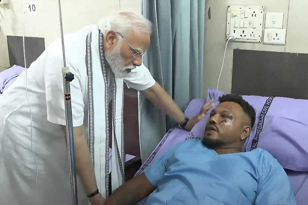 El primer ministro de la India, Narendra Modi, se reunió con Vishwash Kumar Ramesh, el único superviviente del accidente del vuelo 171 de Air India, en un hospital de Ahmedabad.