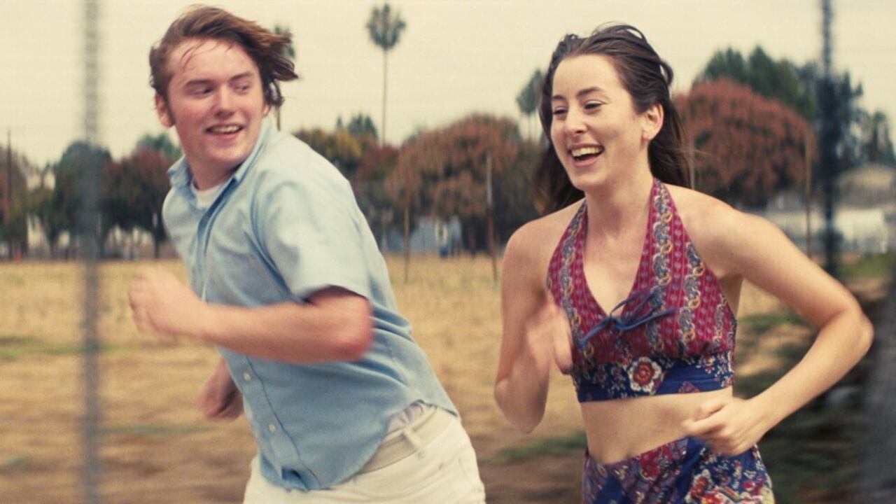Cooper Hoffman y Alana Heim, debutantes ambos, corriendo siempre a la par. 