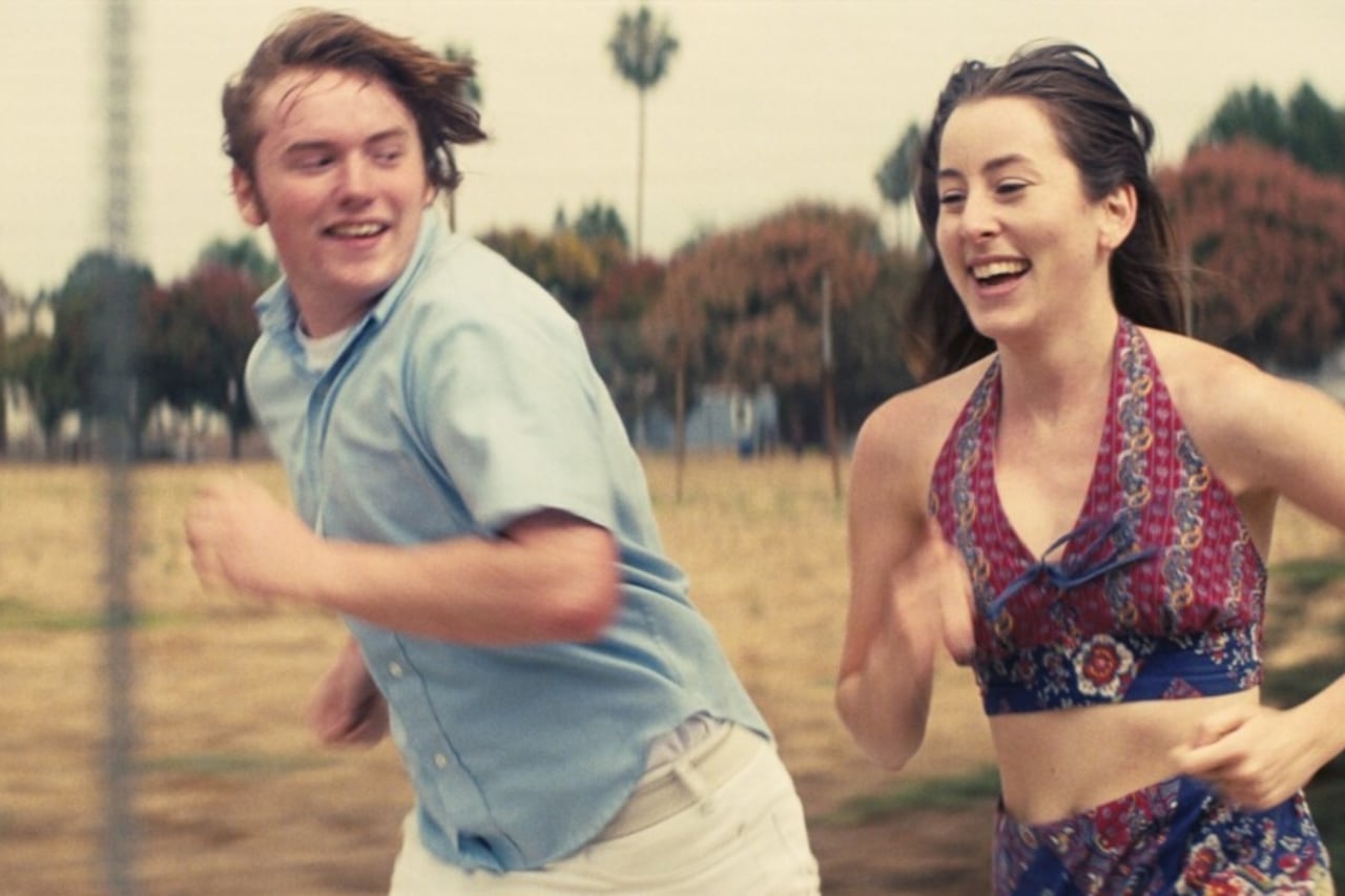 Cooper Hoffman y Alana Heim, debutantes ambos, corriendo siempre a la par.