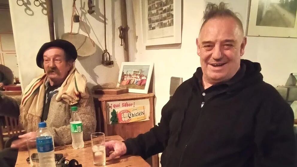 Iorio junto a Mingo Silvera en la pulpería.