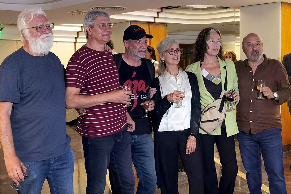 Acalanto reúne una selección de nombres queridos y un recorrido sellado en el imaginario popular. 