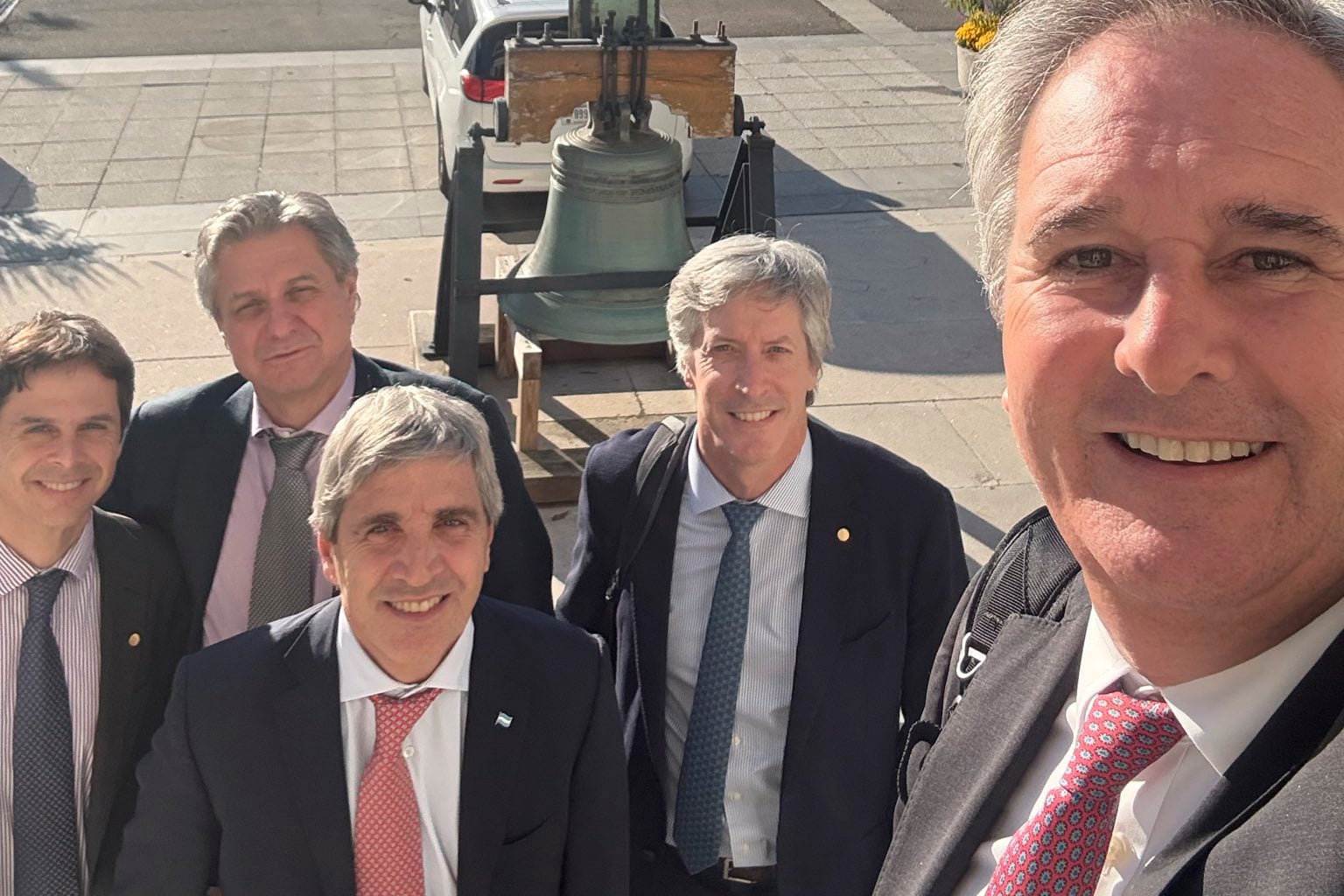 La selfie de Pablo Quirno, en primer plano, junto a Caputo, Daza y Bausili en Washington