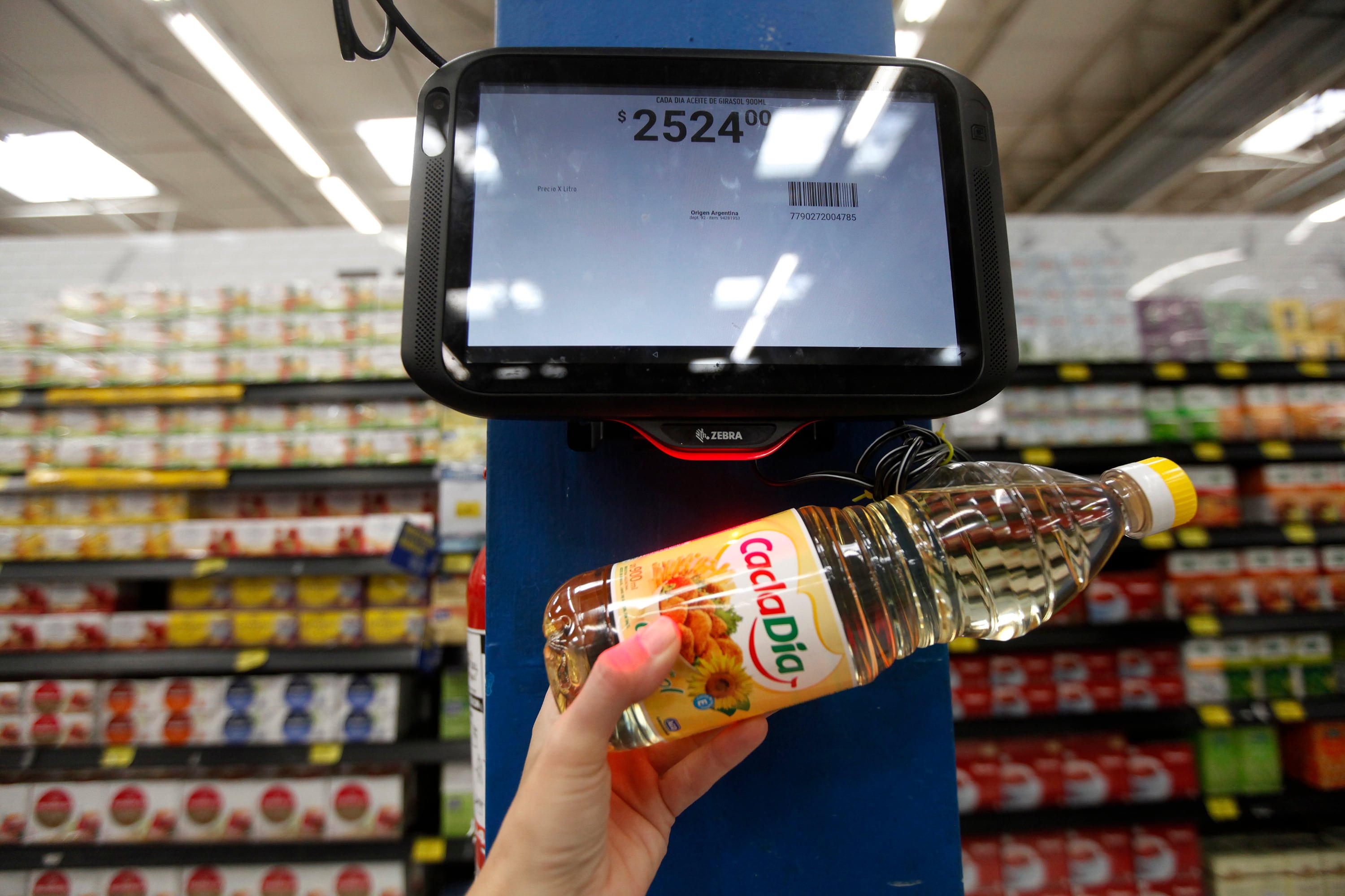 El aceite, uno de los productos que se encarecieron en las góndolas.