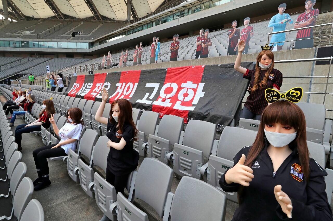 Las "hinchas" del FC Seoul resultaron ser muñecas inflables con connotaciones sexuales.