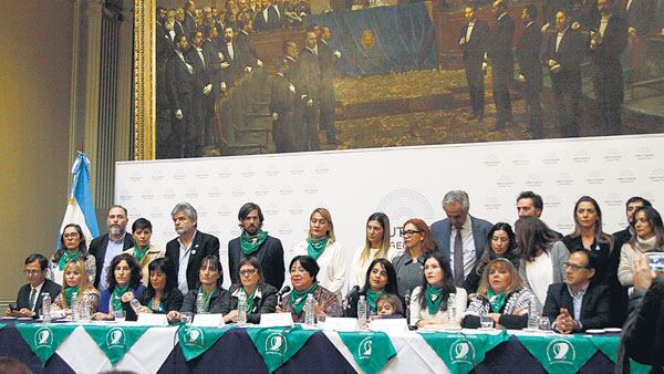 Marta Alanis, de Católicas por el Derecho a Decidir, en el centro, abre la conferencia.
