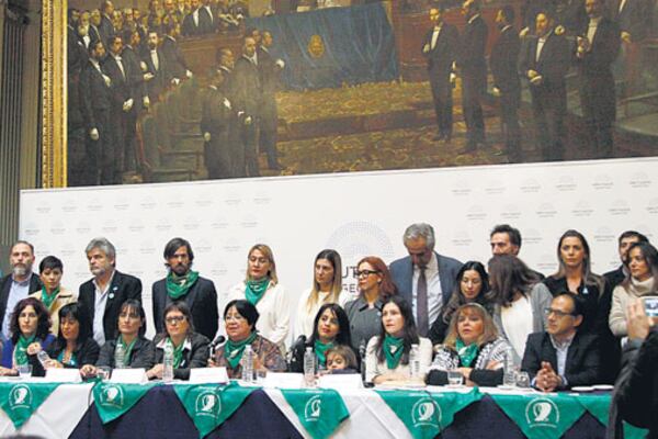 Marta Alanis, de Católicas por el Derecho a Decidir, en el centro, abre la conferencia.