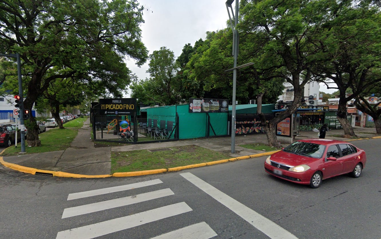 Uno de los terrenos en cuestión, en Pellegrini y Vera Mujica.