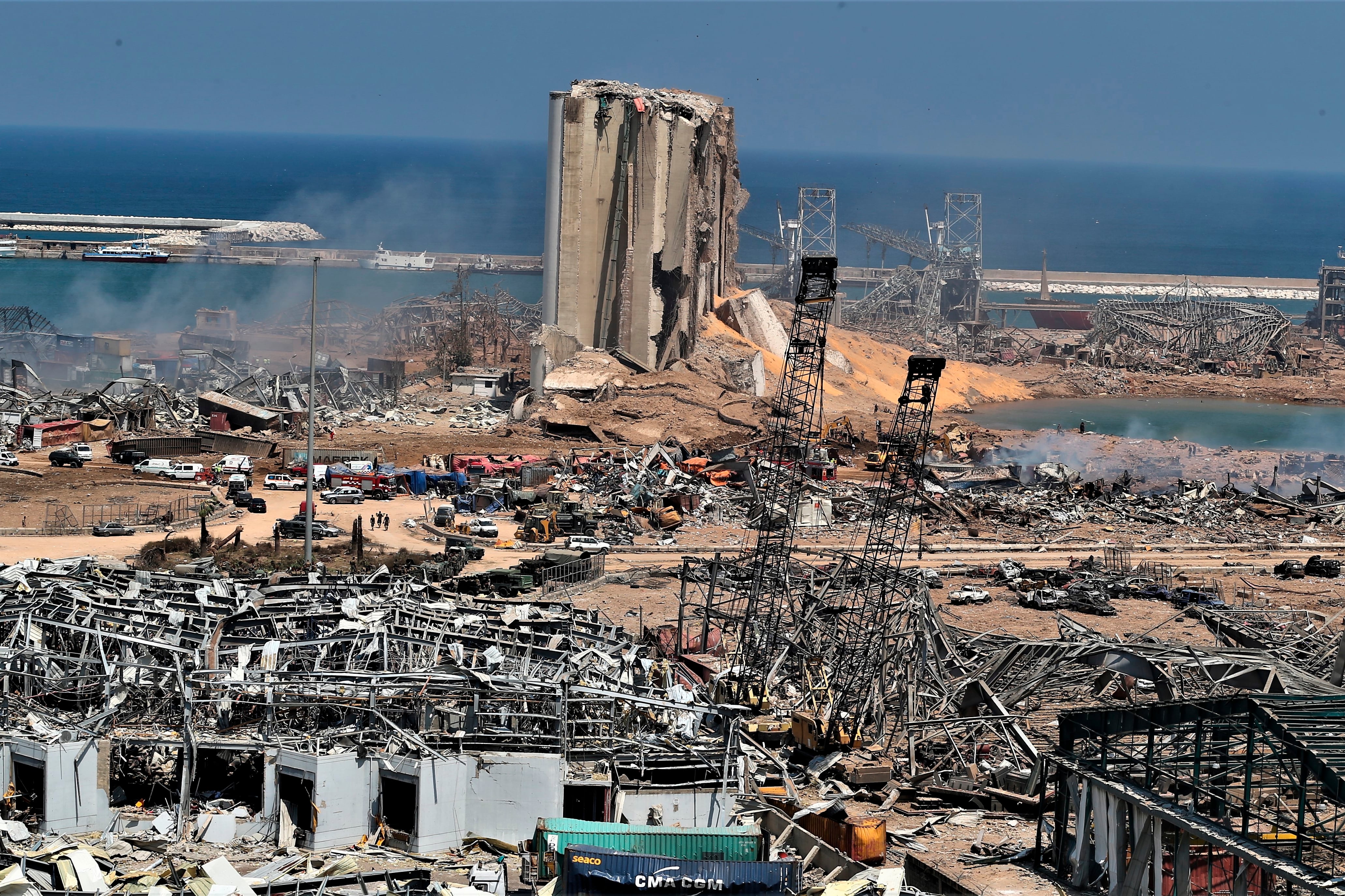 El puerto d Beirut se convirtió en una pila de escombros por el efecto devastador de las explosiones.