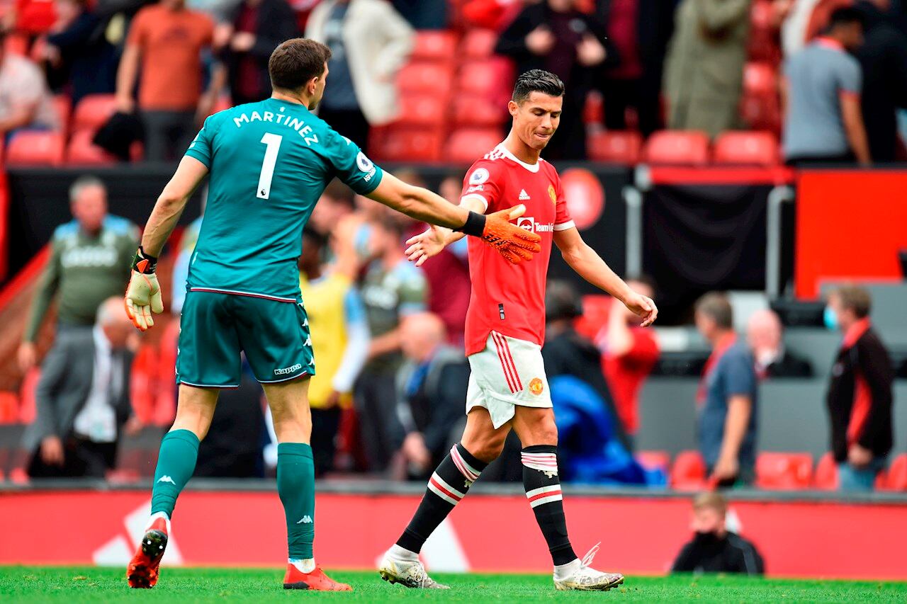 "Dibu" se saluda con Cristiano Ronaldo en Old Trafford.