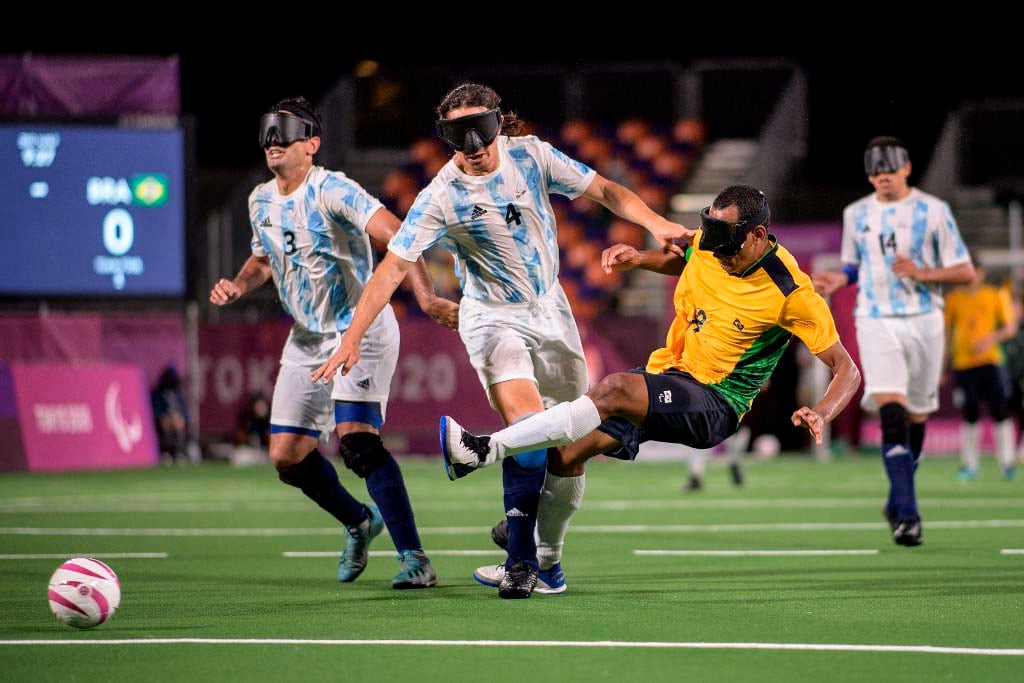 Mendes (#8) remata ante la marca de Froilán Padilla (#4) y Federico Accardi (#3)