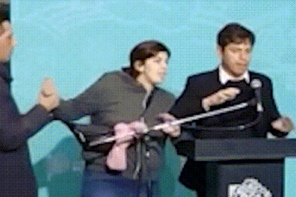 La imagen del episodio entre Fernanda y el gobernador que se viralizó desde Brandsen. 