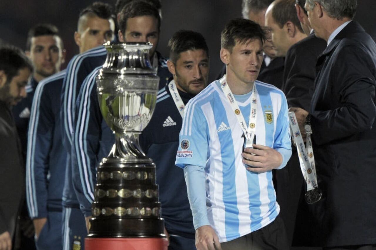 La mirada perdida de Messi, después la caída por penales ante Chile en la Copa de 2015